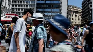 Δεν τρομάζουν οι ειδικοί με τις 25.000 κρούσματα - Γιατί δεν εισηγούνται να γίνουν πάλι υποχρεωτικές οι μάσκες