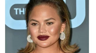 Ψάχνεις ιδέες για ιδιαίτερο χτένισμα στην καραντίνα; H Chrissy Teigen σου δίνει την καλύτερη