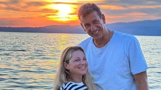 Σε ουζερί στην Αίγινα η Νάνσυ Ζαμπέτογλου και ο Παύλος Γαλακτερός