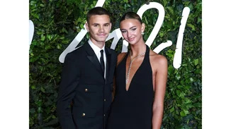 Romeo Beckham | Η πρώτη του εμφάνιση στο κόκκινο χαλί με τη σύντροφό του Mia Regan