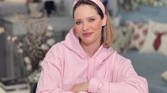 Η Ανίτα Μπραντ ξεκίνησε να ξεστολίζει με τον καλύτερο βοηθό, τον μικρό της Νικόλα