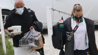 Δημήτρης Σκουλός | Βόλτα με την εγκυμονούσα σύζυγό του και την κόρη τους