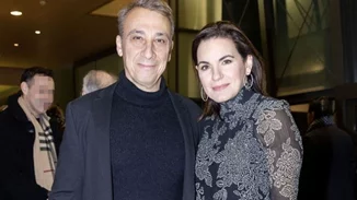 "Στην πρόβα του μπαμπά" | Τα δίδυμα παιδιά του Μίνωα Μάτσα και της Όλγας Κεφαλογιάννη σε ένα σπάνιο κλικ