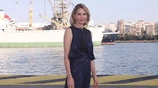 Η Τζένη Μπαλατσινού με καφέ σατέν κοστούμι και μπορντό γόβες στη δεξίωση της Kimberly Guilfoyle