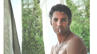 Μια ζωή "Maestro" | Η διαχρονική γοητεία του Χριστόφορου Παπακαλιάτη