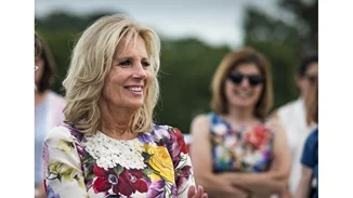 Jill Biden | Τα σεξιστικά σχόλια για το καλσόν της Πρώτης Κυρίας των ΗΠΑ