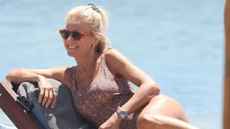 Ποιος είναι ο πιο chic τρόπος να φορέσεις το παρεό στην παραλία; Το look της Χριστίνας Κοντοβά θα σε εμπνεύσει