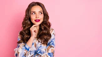 Είσαι μελαχρινή; Αυτή είναι η πιο όμορφη αλλαγή που μπορείς να κάνεις στα μαλλιά σου φέτος την άνοιξη