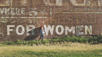 Ισότητα | Τι σημαίνει οικονομική βία και ποια επανάσταση μπορεί να φέρει η "Οικονομία της Φροντίδας"