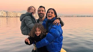 "Με πανέμορφα σγουρά ξανθά μαλλάκια" | Οι κόρες της Χριστίνας Μπόμπα και του Σάκη Τανιμανίδη στο νέο τους ταξίδι