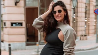 Χριστίνα Μπόμπα | Στιλάτη μέλλουσα μαμά, με στενό μαύρο φόρεμα και φουσκωμένη κοιλίτσα