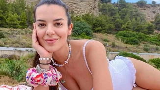 Η Νικολέττα Ράλλη φωτογραφίζει την κόρη της στην παραλία και δέχεται αρνητικά σχόλια από τους followers της