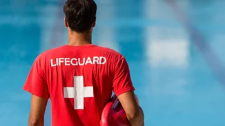 Ασφαλείς οι οργανωμένες παραλίες χάρη στους ναυαγοσώστες - Τι σημαίνουν οι τρεις σημαίες στους πύργους τους