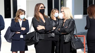 Θλίψη στην κηδεία του Χρήστου Κυριαζή: Με λευκό τριαντάφυλλο η Βάνα Μπάρμπα - Οι πρώτες εικόνες