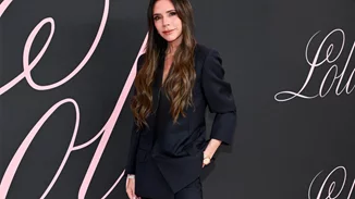 Η Victoria Beckham γιόρτασε τα 51 με στιλ φορώντας το ίδιο iconic σύνολο που σχεδίασε για τη Nicola Peltz Beckham