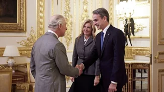 Με χαμόγελα η συνάντηση Μητσοτάκη με τον βασιλιά Κάρολο στο Κάστρο του Γουίνδσορ - Μαζί του η Μαρέβα