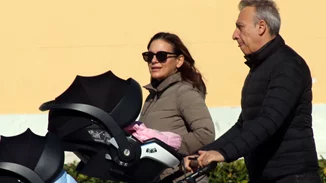 Όλγα Κεφαλογιάννη - Μίνως Μάτσας | Βόλτα με τα δίδυμα στο κέντρο της Αθήνας