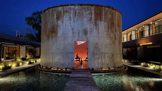 Ένα από τα πιο ξεχωριστά εστιατόρια της Ελλάδας βρίσκεται μέσα σε μια δεξαμενή κρασιού