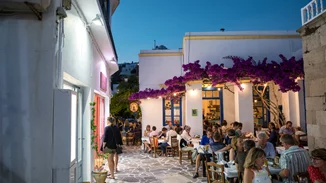 Άρση lockdow | Παράταση μιας εβδομάδας στις αποφάσεις για μουσική, ωράριο κυκλοφορίας και δεξιώσεις γάμων