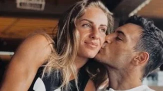 Πιο καλά από ποτέ | Η Κατερίνα Δαλάκα σβήνει την τούρτα των γενεθλίων της στην αγκαλιά του Δημήτρη Φιντιρίκου