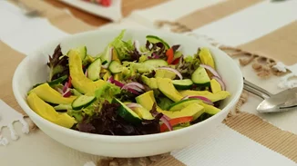 Γρήγορο γεύμα για το γραφείο | Εσύ ακόμη να δοκιμάσεις τη viral σαλάτα με τραγανό ρύζι;