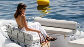 Αναρωτιέσαι πώς θα είσαι κομψή στην παραλία; Εμπιστεύσου το chic look της Kaia Gerber