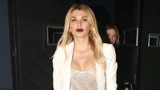 Κωνσταντίνα Σπυροπούλου | Η σπάνια φωτογραφία με τον Βλάσση της - Καστανός με μπούκλες