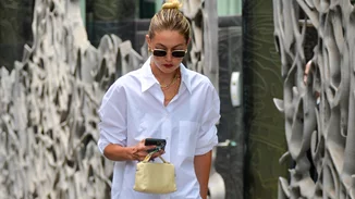 Αυτό το H&M πουκάμισο έγινε ανάρπαστο στο TikTok και ταιριάζει τέλεια με τζιν παντελόνι