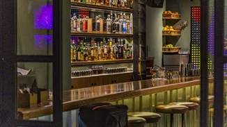 Το αθηναϊκό μπαρ που θα γούσταρε ο Charles Bukowski