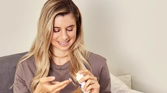 Πες αντίο στις κηλίδες με αυτές τις 3 αλλαγές στη ρουτίνα σου