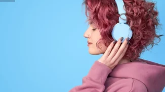 Ένα δισ. νέοι κινδυνεύουν με απώλεια ακοής λόγω ακουστικών και δυνατής μουσικής