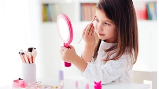 Χάνεται η παιδική αθωότητα; Όταν τα κορίτσια δημοτικού παίζουν με καλλυντικά αντί για κούκλες