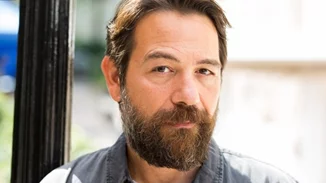 Αλέξανδρος Λογοθέτης | Ξανασυστήνεται πριν την πρεμιέρα της νέας σειράς "Μια νύχτα του Αυγούστου"