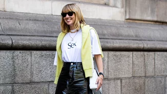 10 t-shirts που ταιριάζουν τέλεια με τζιν παντελόνι