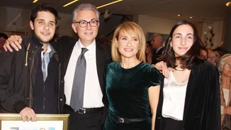 Η Mάρα Ζαχαρέα και ο Θοδωρής Ρουσόπουλος παραμένουν στο σπίτι τους στην Πάρο | Η εξόρμηση σε χωριό