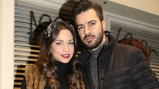 Γιάννης Τσιμιτσέλης - Κατερίνα Γερονικολού | Ρομαντικό dinner στο σπίτι τους - Με αναμμένο κερί και ροδοπέταλα