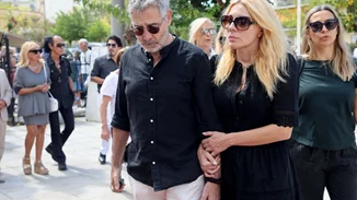 Η Σμαράγδα και η μητέρα της, Τζούλια Αργυροπούλου στο τελευταίο αντίο στον Ντίνο Καρύδη