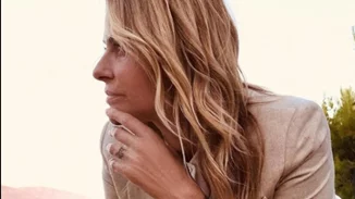 Η Τζένη Μπαλατσινού καστανή και με το απόλυτο κούρεμα των 90s