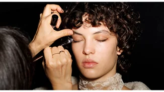 Οι πιο value-for-money καλοκαιρινές σκιές ματιών από τη Zara για καστανά μάτια