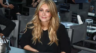 Throwback stories | Όταν η Νατάσα Θεοδωρίδου είχε εμφανιστεί με κοντά καστανά μαλλιά σε βραδινή έξοδο