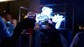 Το ανανεωμένο ΕΜΣΤ γιόρτασε τα εγκαίνια 5 νέων εκθέσεων ταυτόχρονα με ένα μεγάλο πάρτι με τη χορηγία του Bombay Sapphire