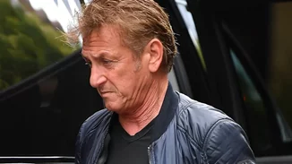 Ο Sean Penn φεύγει με τα πόδια από την Ουκρανία | Η φωτογραφία στα σύνορα με την Πολωνία