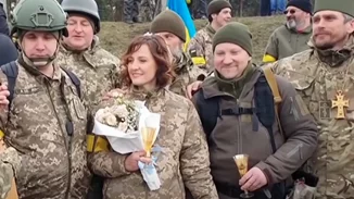 Ζευγάρι Ουκρανών παντρεύτηκε στο μέτωπο του πολέμου