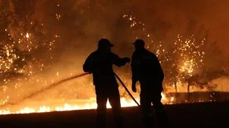 Σε ύφεση οι πυρκαγιες στον Ωρωπό και στη Θάσο