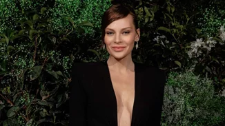 H Υβόννη Μπόσνιακ ζωγράφισε την Κλέλια Ανδριολάτου | Το εντυπωσιακό πορτρέτο της ηθοποιού