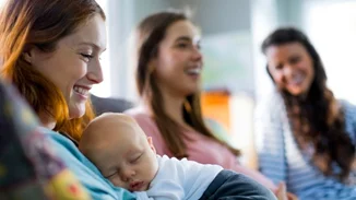 To βίντεο που έχει συγκινήσει όλες τις νέες μαμάδες- Η βοήθεια που δέχτηκε μια λεχώνα από τη φίλη της είναι ανεκτίμητη