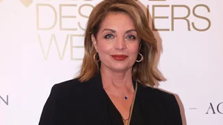 Η Άντζελα Γκερέκου ποζάρει με την οικογένειά της | Η γλυκιά φωτογραφία από το Χριστουγεννιάτικο τραπέζι