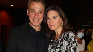 Όλγα Κεφαλογιάννη | Με μεταξωτό παλτό στη θεατρική πρεμιέρα