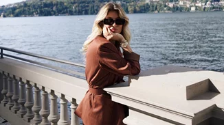 Το look της Βάσιας Κωσταρά που αποδεικνύει πως ένα velvet κοστούμι είναι τέλειο για τις γιορτές