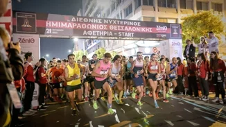 11ος Διεθνής Νυχτερινός Ημιμαραθώνιος Θεσσαλονίκης | Χιλιάδες δρομείς και ρεκόρ στον τερματισμό